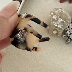Mini haarklem van schildpad acetaat met metalen veer voor elegante dameskapsels
