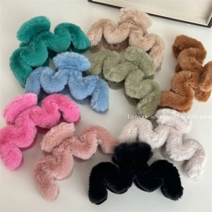 Grande Pince à Cheveux en Fausse Fourrure Peluche Forme Ondulée Barrette Douce Accessoires de Cheveux Automne Hiver Femme
