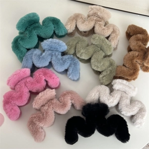 Plat de neuf pinces à cheveux en peluche au design ondulé et de diverses couleurs