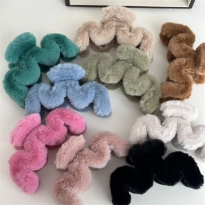 Vue détaillée de plusieurs pinces à cheveux en peluche aux couleurs d'automne