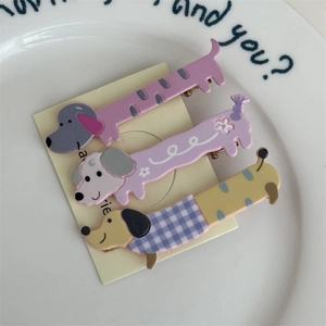 Vue détaillée de jolies barrettes pour cheveux en forme de teckel de dessin animé