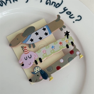 Gros plan de trois jolies barrettes pour chiens sur une assiette décorative