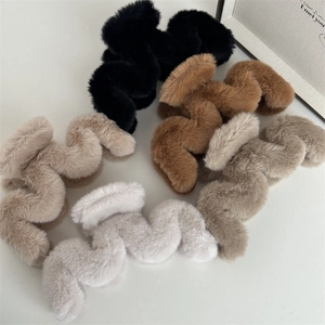 Pinces à cheveux en peluche ondulée aux couleurs neutres pour une coiffure élégante