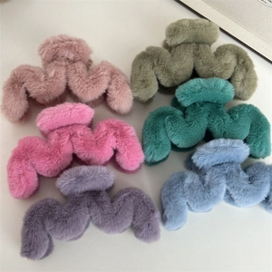 Détail de pinces à cheveux en peluche ondulées aux couleurs Morandi et texture douce