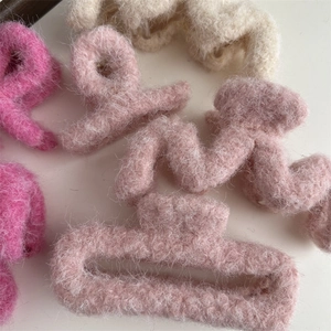 Set di mollette per capelli in peluche rosa e beige per acconciature autunnali