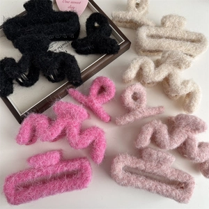 Pinze per capelli in peluche rosa e beige in varie forme per acconciature autunno inverno