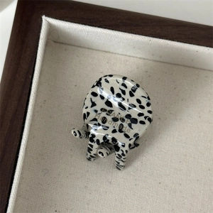 Detail van mini acetaat haarklem met dalmatiër vlekken en gouden France Handmade tekst