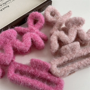 Pinze per capelli in peluche rosa con design ondulato e rettangolare per donna