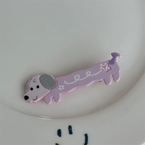 Détail d'une pince à cheveux teckel mignonne en acrylique violet et rose à fleurs
