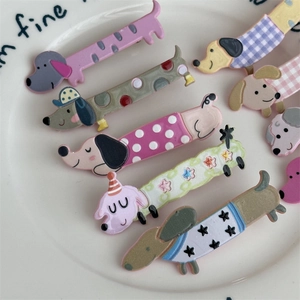 Barrettes à cheveux mignonnes en forme de teckel avec motifs colorés sur une assiette