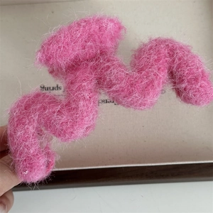 Dettaglio di un grande fermaglio per capelli rosa in peluche con morbida pelliccia