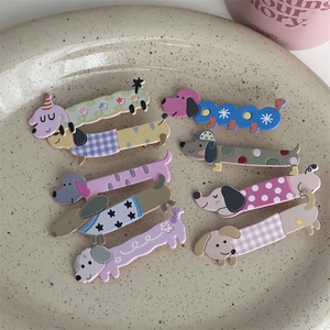 Ensemble de huit barrettes à cheveux chiots colorées dans un plat en céramique
