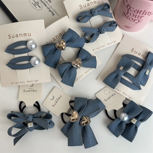 Blaues Jeans-Haarschmuck-Set mit Perlen und Goldherzen auf einer Displaykarte