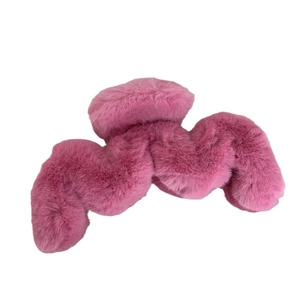 Pince à cheveux en peluche rose avec texture douce en fausse fourrure pour femme