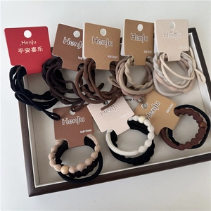 Lot d'élastiques à cheveux aux tons terre comprenant noir marron et beige sur cartes