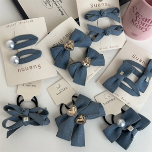 Set aus blauen Denim-Haarschleifen und Haargummis mit Perlen- und Herzdetails