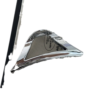 Pince à cheveux triangle en métal argenté poli avec design géométrique creux pour femme