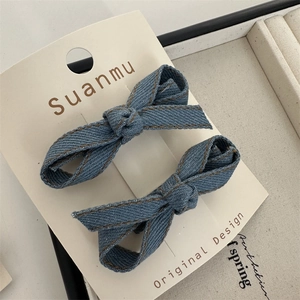 Detail von Denim-Schleifen-Haarspangen mit Steppnähten auf Displaykarte