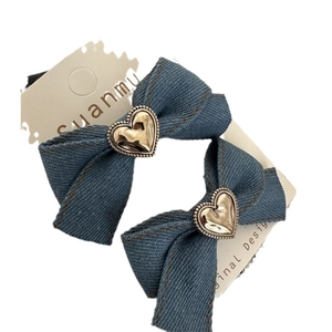 Zweier-Set Jeans-Haarschleifen mit Herzperlen und goldenem Metallakzent auf Karte