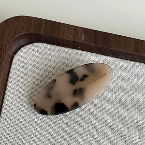 Barrette ovale élégante en acétate écaille de tortue avec gravure Handmade