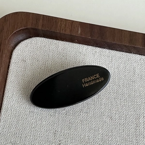Barrette à cheveux ovale noire en acétate avec inscription France Handmade dorée