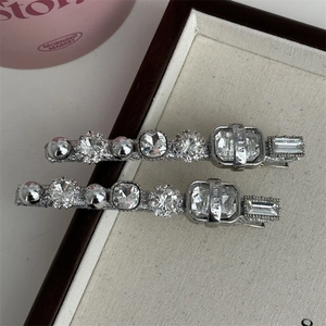 Barrettes à cheveux argentées avec cristaux étincelants et gravure Lucky élégante