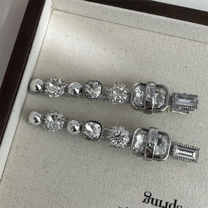 Lot de barrettes argentées avec strass brillants et gravure Lucky élégante
