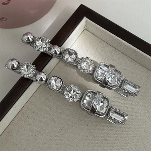 Barrettes à cheveux en strass argentés avec gravure Lucky sur un plateau en velours