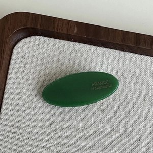 Pince à cheveux ovale en acétate vert foncé faite main avec gravure dorée France