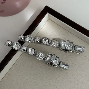 Barrettes à cheveux étincelantes en strass avec boucle Lucky argentée et détails en métal