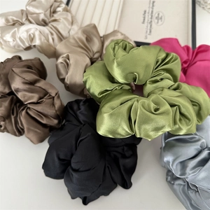 Lot de chouchous en satin brillant en plusieurs couleurs comme vert, champagne et noir