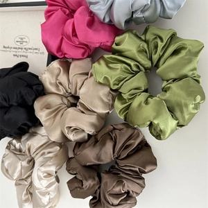Lot de sept chouchous en satin colorés en tissu soyeux avec un éclat perlé élégant