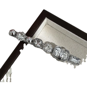 Barrette élégante en métal argenté avec cristaux brillants et gravure Lucky