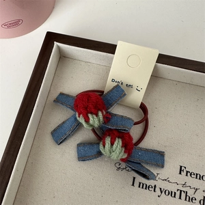 Détail de barrettes à nœud en denim avec fraise en crochet faite à la main