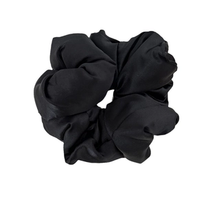 Chouchou classique en satin noir avec plis élégants pour la coiffure des femmes