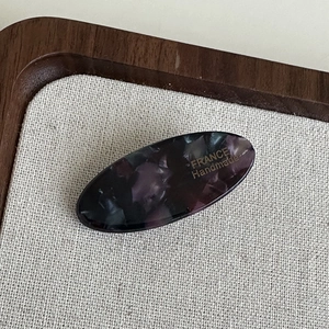 Barrette ovale en acétate marbré violet avec inscription dorée France Handmade