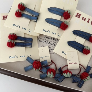 Pinces à cheveux rétro en denim avec fraise au crochet sur carte de présentation