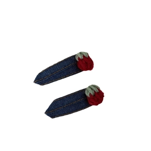 Barrettes à cheveux fraise faites à la main en tissu denim bleu marine et métal