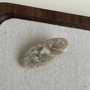 Barrette à cheveux rétro ovale en acétate avec texture marbrée beige et gravure