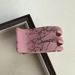 Detailansicht der rosa mattierten Haarklammer mit schwarzem abstraktem Linien-Graffiti