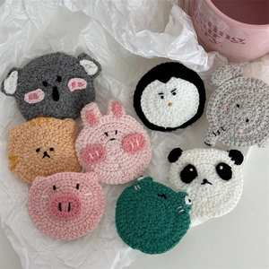 Détail de 8 barrettes animalières crochetées à la main avec panda et manchot