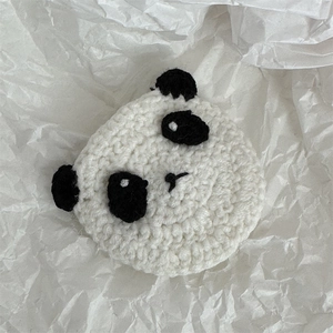 Vue macro détaillée de la pince à cheveux panda tricotée main avec texture de laine