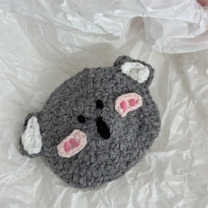 Gros plan détaillé d'une pince à cheveux koala en crochet faite à la main