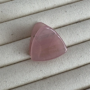 Détail d'une mini pince à cheveux rose triangulaire avec gravure PRINCE handmade