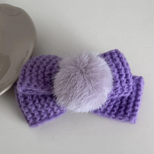 Pince à cheveux chic en tricot violet avec pompon moelleux pour un style féminin doux