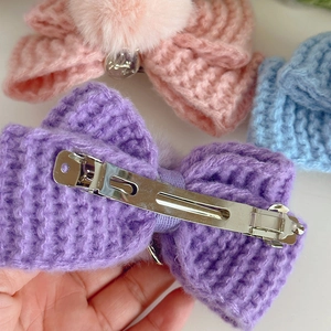 Pince à cheveux nœud en tricot fait main avec pompon en fourrure et ressort en métal