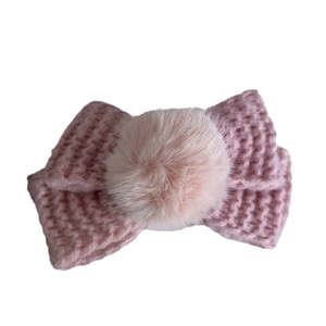Barrette à cheveux rose tricotée en forme de nœud avec un pompon en fausse fourrure douce
