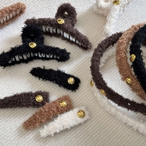 Winterliche Plüsch-Haarspangen Kollektion mit goldenen Smiley-Akzenten in Brauntönen