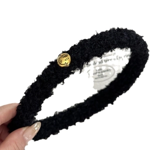 Plüschiges schwarzes Winterstirnband mit goldenem Smiley-Akzent aus weichem Lammfell