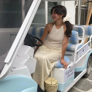 Elegante conjunto de top de punto beige y falda larga de talle alto para las vacaciones
